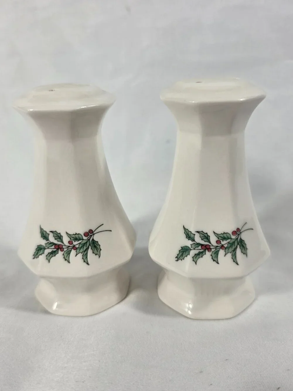 Nikko Christmastime Salt & Pepper Shaker Set White Holly Leaves & Berries